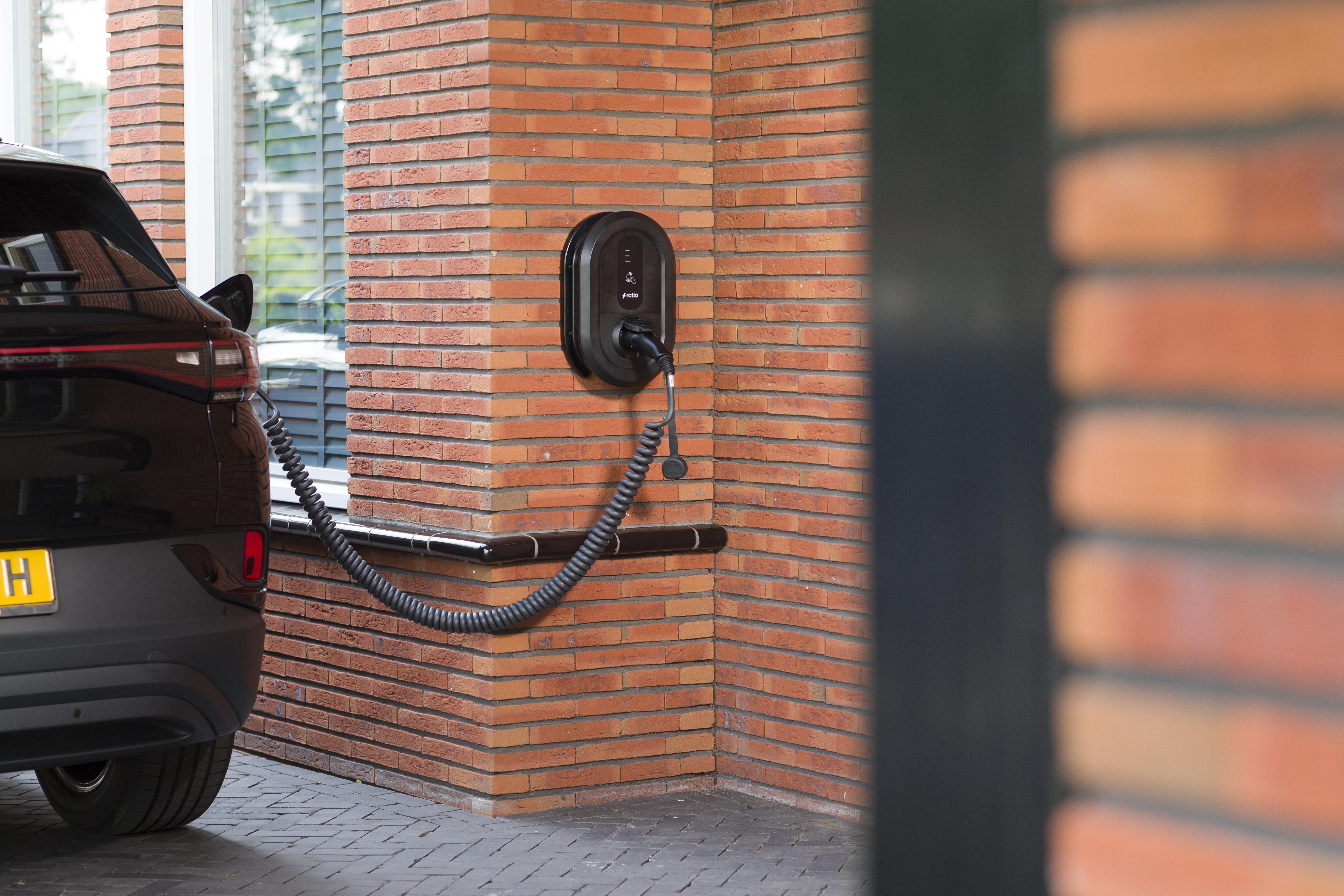 Elektrische auto wordt opgeladen bij een Ratio laadpaal aan huis